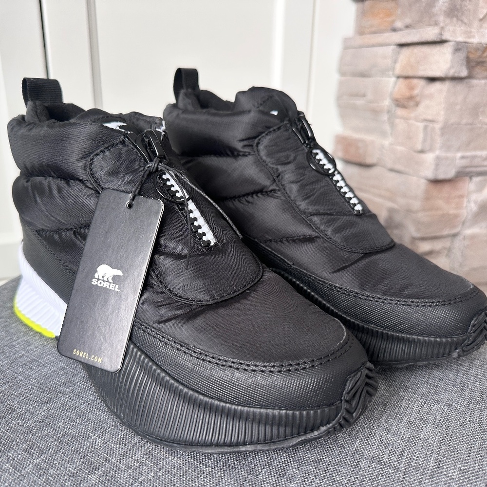 NWT- Sorel Out N About™ III Puffy Zip Black/White- Women’s size 8w